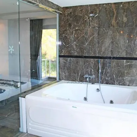 White Village With Jacuzzi And Private Pool فيلة